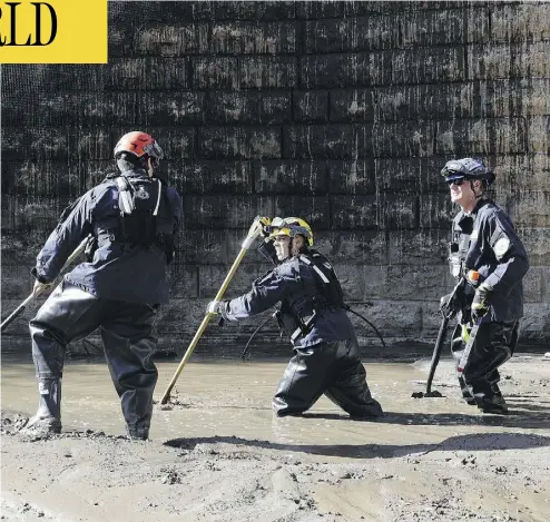  ?? MARCIO JOSE SANCHEZ / THE ASSOCIATED PRESS ?? Fire crews struggle through a “sticky mess” of mud and flooded waters in Montecito, Calif., on Wednesday after mudslides triggered by heavy rain swept away dozens of homes and killed several residents of the wealthy enclave.