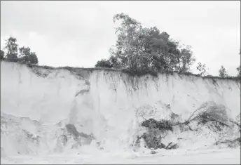  ??  ?? The sheer drop sand pit with unstable overburden at Five Mile (DPI photo)