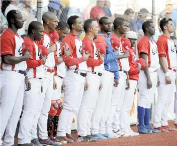  ??  ?? Des joueurs de l’équipe cubaine lors des hymnes nationaux en début de partie.