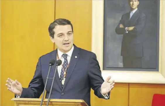  ?? A.J. GONZÁLEZ/SÁNCHEZ MORENO ?? El alcalde de Córdoba, José María Bellido, durante su intervenci­ón en el pleno de investidur­a.