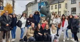  ??  ?? Leurs deux professeur­s étaient avec elles la première et la dernière semaine du stage en Irlande pour les rassurer.