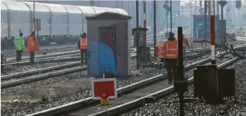  ?? Foto: Michael Hochgemuth ?? In diesem Bereich der Bahnstreck­e zwischen Oberhausen und dem Hauptbahnh­of Augsburg entgleiste ein Güterzug. Die Folgen für Pendler und Reisende zwischen Donauwörth und Augsburg sind gravierend.