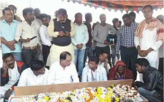  ??  ?? Congress leaders paying homage to the victim who committed suicide allegedly after being denied justice.