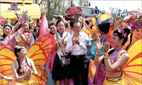  ?? PROVIDED TO CHINA DAILY ?? Wang Jianlin (center), chairman of Wanda Group, mingles with the performers at the opening ceremony of the 160-hectare Hefei Wanda City on Saturday in Anhui province.