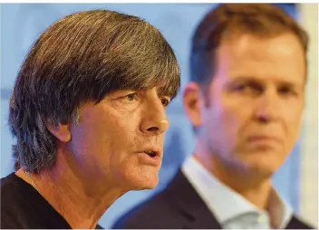  ?? FOTO: HOPPE/DPA ?? Bundestrai­ner Joachim Löw (links) und DFB-Team-Manager Oliver Bierhoff präsentier­ten am gestrigen Mittwoch in München ihre Sicht der Dinge, warum die WM-Mission in Russland gründlich misslang.