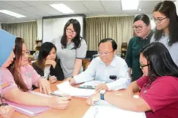  ??  ?? Dr Toh (centre) with his colleagues at Agape Centre have provided services for children with special needs in Sibu through smart partnershi­ps with various organisati­ons.