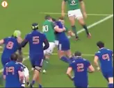  ??  ?? ● 1. France-Irlande, en ouverture du Tournoi. Ici, les Bleus vont réaliser tout ce qu’il ne faut pas faire dans ce cas de figure, après une interventi­on défensive « au ballon » de Sexton et Henshaw sur rémi Lamerat. ● 2. Ici survient la première erreur...