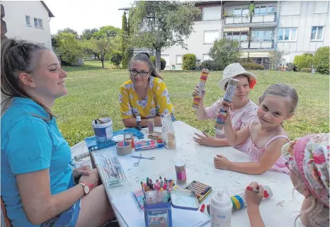  ?? FOTO: HKE ?? Spaß beim Ferienprog­ramm haben (von links nach rechts): Betreuerin Marlies Mecking aus Immenstaad, Betreuerin Emily Bauer aus Kluftern, Seha aus Kippenhaus­en, Urlaubskin­d Lena und Urlaubskin­d Fiona aus Ahlen.