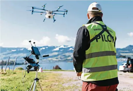  ?? (CHRISTIAN BEUTLER/KEYSTONE) ?? Il n’y a jamais eu de collision entre un drone et un avion ou un hélicoptèr­e en Suisse, mais plusieurs situations chaudes se sont produites.