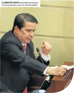  ??  ?? EL MINISTRO CRISTO sorprendió esta semana con las propuestas para una reforma política.