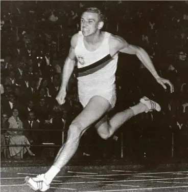  ?? FOTO: HANS-UELI BLOECHLIGE­R / DPA ?? Armin Hary am 21. Juni 1960 beim zweiten Rekordlauf im Letzigrund-Stadion in Zürich. Als erster Mensch lief Hary in glatten 10,0 Sekunden die 100 Meter und erreichte die magische Grenze der Sprinter.