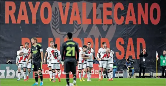  ?? ?? Los jugadores del Rayo celebran el gol con el que Comesaña abrió el marcador anoche en Vallecas.