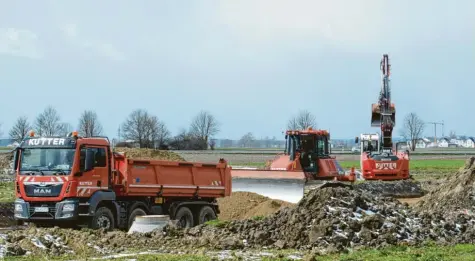  ?? Foto: Reinhold Radloff ?? Die Erschließu­ngsarbeite­n für das neue Baugebiet im Südwesten von Schwabmünc­hen gehen zügig voran. Langfristi­g sollen dort Wohnungen für knapp 1000 Menschen ent‰ stehen.