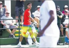  ?? ?? Carlos Alcaraz se ríe con Frances Tiafoe en su entrenamie­nto.