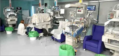  ?? ?? Imagen de un hospital con varios recién nacidos todavía en las incubadora­s.