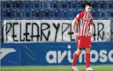  ??  ?? Saúl García, jugador del Sporting, lamenta el empate de su equipo en Fuenlabrad­a.