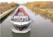  ?? FOTO: DPA ?? Ein Schiff fährt auf dem Dortmund-Ems-Kanal. Dort soll eine Teststreck­e für autonom fahrende Binnenschi­ffe entstehen.