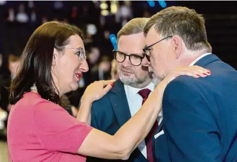  ??  ?? Střídání Alexandru Udženiju střídá na postu stranické dvojky Zbyněk Stanjura (vpravo), Fialův kandidát. 2x foto: Petr Topič, MAFRA