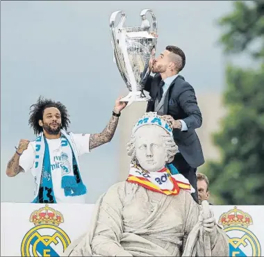  ?? FOTOS: EFE/AP ?? Los jugadores del Real Madrid pasearon la Champions por las calles de Madrid ante miles de seguidores. Antes visitaron la catedral de la Almudena. En Cibeles, los capitanes Sergio Ramos y Marcelo ofrecieron ‘La Trece’