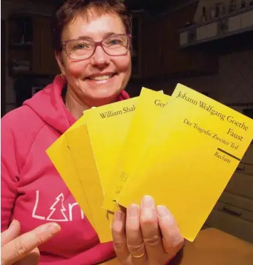  ?? Foto: Siegfried P. Rupprecht ?? Für Ursula Paun aus Langenneuf­nach waren und sind die gelben Reclam Bändchen wichtige Informatio­nsquellen für ihre Thea terbesuche.