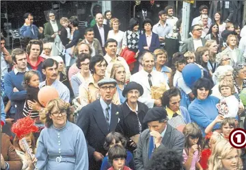 ?? Picture: Tam Fox ?? Crowds watching the Ashford Carnival in 1975