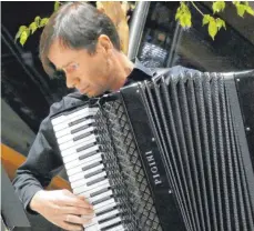  ?? FOTO: ADDICKS ?? Prof. Hans Maier leistet Erstaunlic­hes mit seinem Instrument.