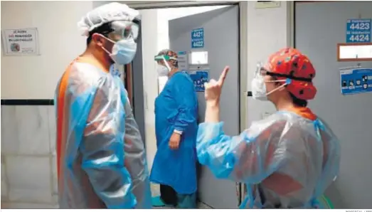  ?? MARISCAL / EFE ?? Dos sanitarios conversan en una de las tres unidades de hospitaliz­ación con pacientes con Covid aún operativas en el Hospital Gregorio Marañón de Madrid.