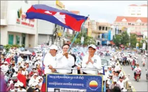  ?? HENG CHIVOAN ?? CNRP President Kem Sokha waves the Cambodian flag as he leads a party campaign rally last June. The government yesterday released a full-throated defence of its actions to imprison Sokha and disband his party last year.