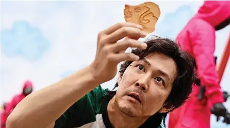  ?? NETFLIX/YOUNGKYU PARK ?? Muss sich in «Squid Game» durch tödliche Spiele kämpfen: Hauptfigur Seong Gi-hun, gespielt von Lee Jung-jae.