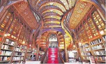  ??  ?? La librería Lello es uno de los íconos de Oporto, Portugal, y en los noventa fue la casa de J.K. Rowling. El lugar es prácticame­nte la misma “Flourish and Blotts”, donde los chicos de la película compran sus libros.