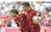  ??  ?? Torschütze­n unter sich: Müller und Lewandowsk­i machten letztlich den Unterschie­d aus