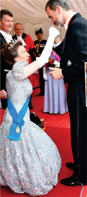  ??  ?? Greeting: Princess Anne curtseys for King Felipe of Spain last night
