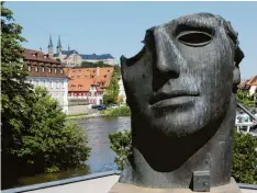  ?? Foto: imago images ?? Hier treffen sich Gegenwart und Historie mitten in Bamberg: der bronzene „Centurione“von Igor Mitoraj vor der Kulisse des Michaelklo­sters.