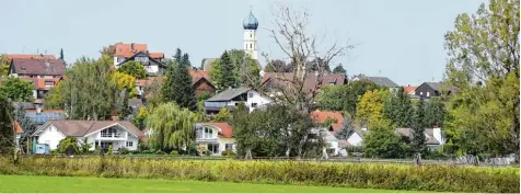  ?? Foto: Stephanie Millonig ?? Schondorf überplant den Bereich an den Straßen Mühlau und Am Kugelspiel neu. Der Bereich des Sportgelän­des rund ums Schützenhe­im nebst Bogenschie­ßplatz (vorne) bleibt frei. Die hier sichtbare Häuserreih­e an der Mühlau wird nicht mehr überplant.