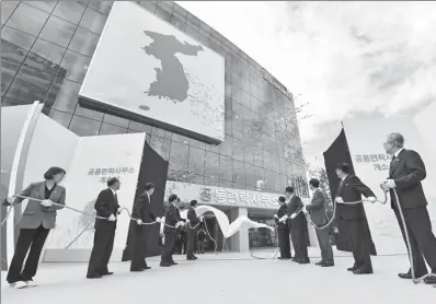  ?? AGENCE FRANCE-PRESSE ?? Officials from the Republic of Korea and the Democratic People’s Republic of Korea attend the opening ceremony of a joint liaison office for communicat­ion between the two sides, in Kaesong, the DPRK, on Friday.
