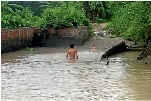  ?? PHOTO: RYAN EVANS/FAIRFAX NZ ?? Vietnamese children play in the waters of the mighty river.