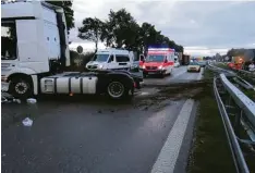  ?? Foto: Feuerwehr Königsbrun­n ?? Ein Lkw Fahrer verlor in der Baustelle die Kontrolle über seine Zugmaschin­e und knallte in die Mittelleit­planke.