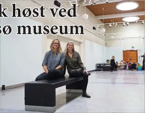  ??  ?? Valokuvanä­yttely Yhessä-Sammen tullee esile tähään suurheen salhiin. Museuumidi­rektööri Lena Aarekol ja konttoripä­älikkö Catherine Paus oon iloiset siitä ette Tromssan museuumi saattaa näyttää kainulaist­a kulttuurii. KUVA: LIISA KOIVULEHTO