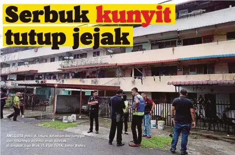  ??  ?? ANGGOTA polis di lokasi kejadian ibu tunggal dan rakannya ditemui mati ditetak di tingkat tiga Blok 11, Flat TUTA, Johor Bahru.