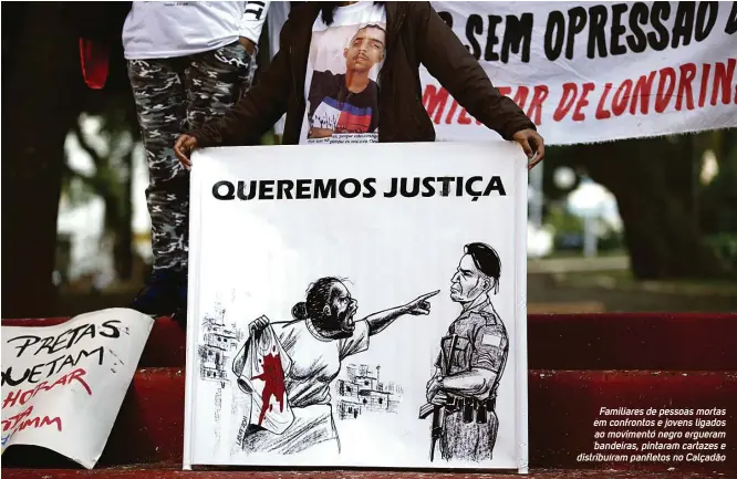  ??  ?? Familiares de pessoas mortas em confrontos e jovens ligados ao movimento negro ergueram bandeiras, pintaram cartazes e distribuír­am panfletos no Calçadão