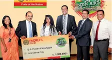  ?? ?? People’s Bank Chairman Sujeewa Rajapakse hands over the Rs. 1 million prize to Hasini Kaushaly