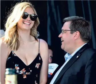  ?? PHOTO MARTIN CHEVALIER ?? L’actrice Kate Upton discutant avec le maire de Montréal, Denis Coderre, samedi.