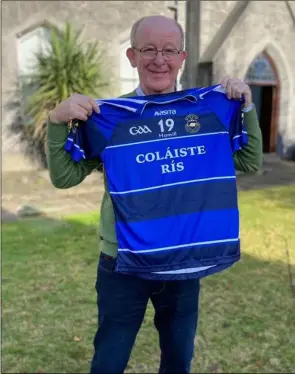  ??  ?? Former Coláiste Rís Principal Padraig Hamill with a school jersey which was presented to him in the school garden just before the midterm break.