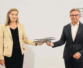  ??  ?? Austro Control-Chefin Hackl und Staatssekr­etär Brunner