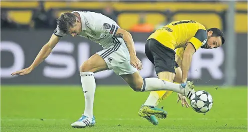  ?? FOTO: DPA ?? Bückeball: Toni Kroos (links) von Real Madrid im Zweikampf mit dem Dortmunder Gonzalo Castro.