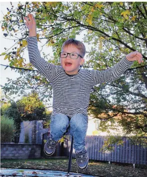  ??  ?? Elia liebt es, draußen auf seinem Trampolin zu hüpfen. Und trotz seines Handicaps radelt der Achtjährig­e auch schon ohne Stützrädch­en davon .