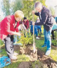  ??  ?? В закладке Аллеи Единства приняли участие Алексей Героев, его заместител­ь Елена Шарай, представит­ели общественн­ости Железнодор­ожного района.