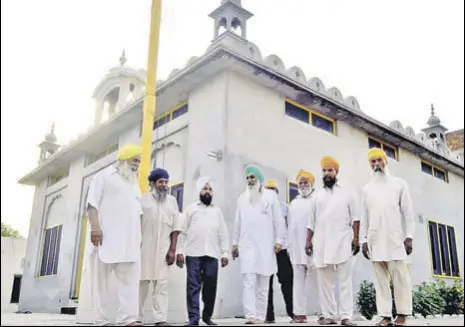  ?? SAMEER SEHGAL/HT ?? Devotees from across communitie­s at the unified gurdwara at Kadrabad village in Amritsar; and (left) the group that played a key role in such unificatio­n at Sarafkot village in Gurdaspur district.