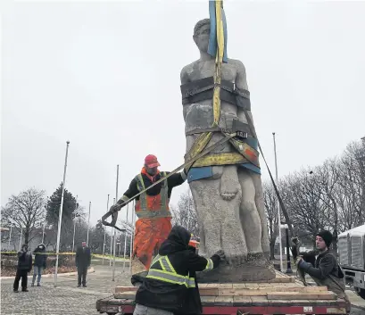  ?? GILBERT NGABO TORORNTO STAR ?? The sculpture of Hercules was removed from its location at Exhibition Place on Thursday for some much-needed repair work.