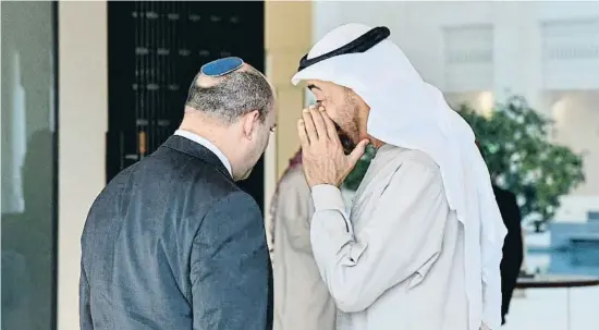  ?? GATY ZACH / AFP ?? El primer ministre israelià, Naftali Bennett, ahir amb el príncep hereu de la Unió dels Emirats Àrabs, Muhammad bin Zaied